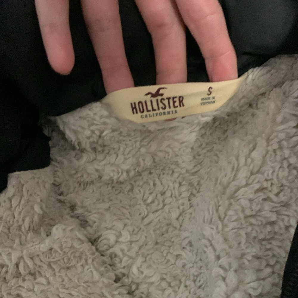 Hollister black winter coat, puffer type jacket with hood, size small - Picture 7 of 9
